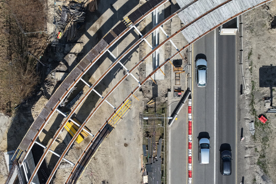 widok z lotu ptaka na budowany wiadukt nad drogą