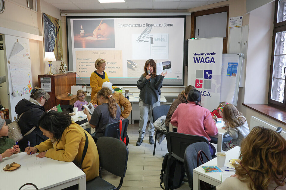 grupa ludzi w trakcie warsztatów