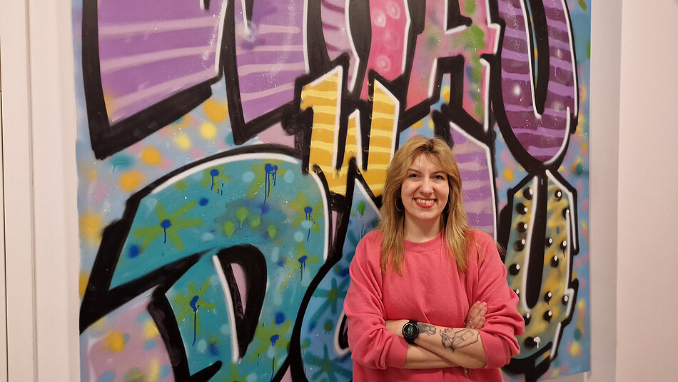 Kobieta na tle wielkich liter grafiti