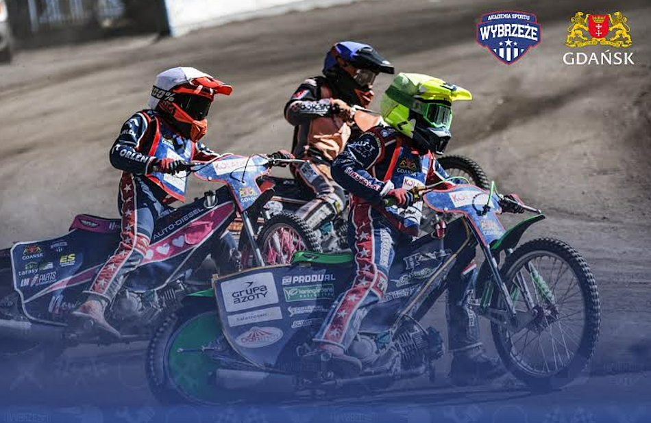 na zdjęciu trzech jadących po torze żużlowców