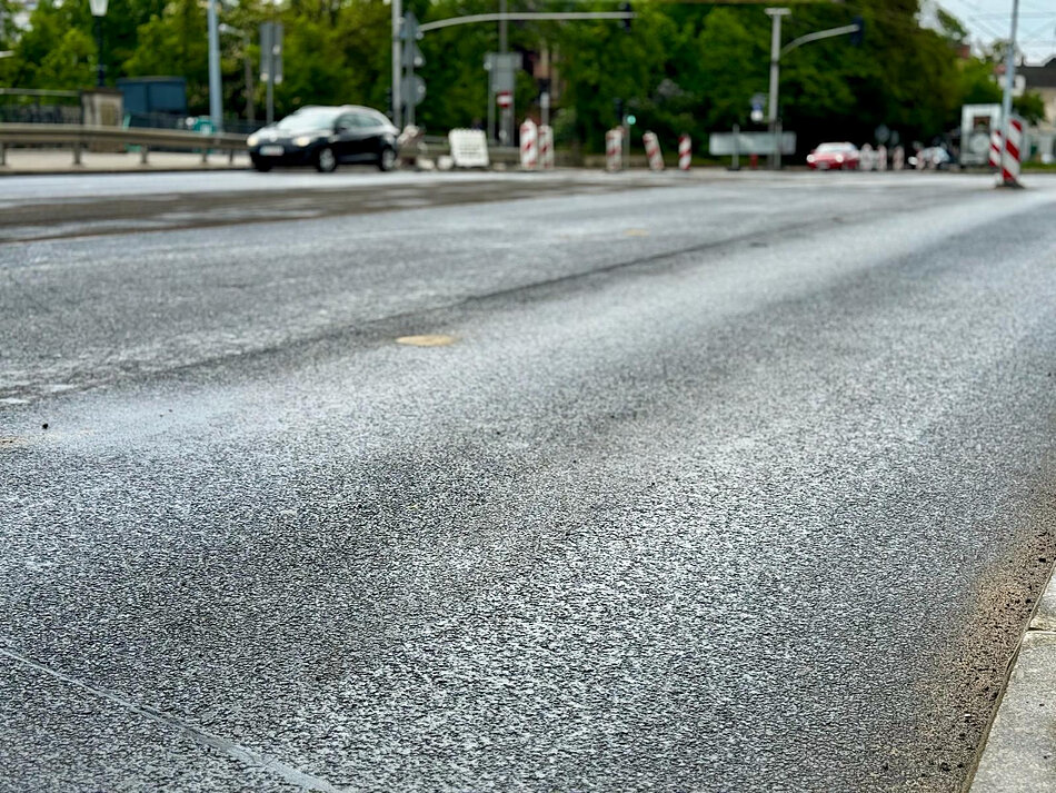zdjęcie wyremontowanej jezdni, zbliżenie na asfalt