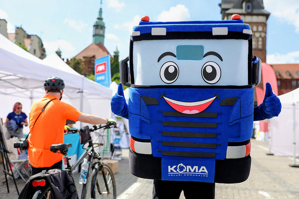 Zdjęcie z festiwalu, wielka maskotka i przechodziące osoby