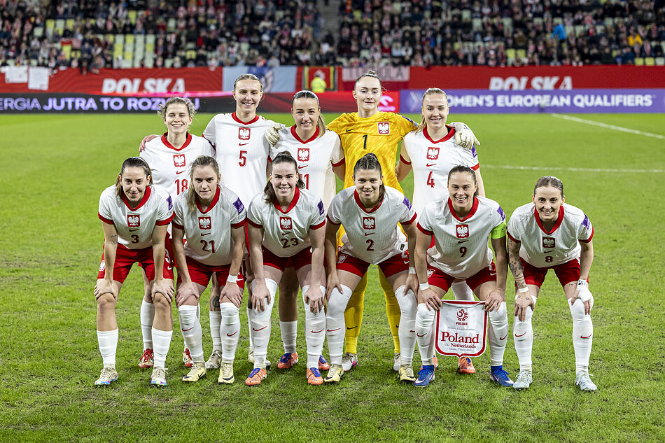 na zdjęciu pozuje kobieca drużyna Polski grająca w piłkę nożną
