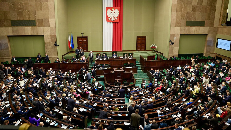 Zdjęcie sali sejmowej, wypełnionej posłami podczas obrad