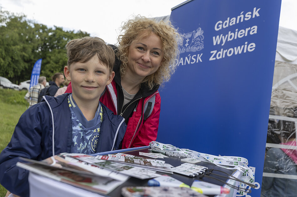 kobieta z dziesięcioletnim chłopcem, na tle napisu Gdańsk wybiera zdrowie