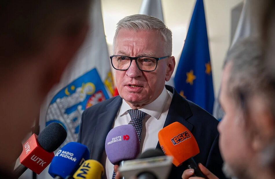 na zdjęciu prezydent poznania mówi do dziennikarskich mikrofonów