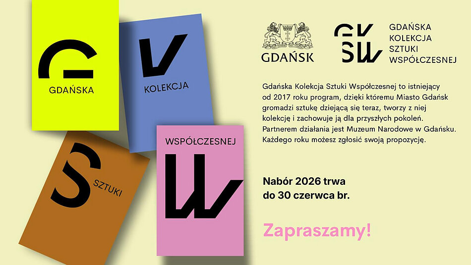 Plakat promujący nabór do Gdańskiej Kolekcji Sztuki Współczesnej 2026. Po lewej stronie znajdują się cztery kolorowe prostokąty przypominające okładki publikacji: zielony z literą „G” i napisem „Gdańska”, niebieski z literą „K” i napisem „Kolekcja”, brązowy z literą „S” i napisem „Sztuki” oraz różowy z literą „W” i napisem „Współczesnej”. Po prawej stronie umieszczono herb i logo miasta Gdańska oraz logo Gdańskiej Kolekcji Sztuki Współczesnej. Tekst informuje, że program działa od 2017 roku, gromadzi dzieła współczesnych artystów i jest realizowany we współpracy z Muzeum Narodowym w Gdańsku. Wyróżniona informacja głosi: „Nabór 2026 trwa do 30 czerwca br.”. Na dole widnieje napis „Zapraszamy!”.