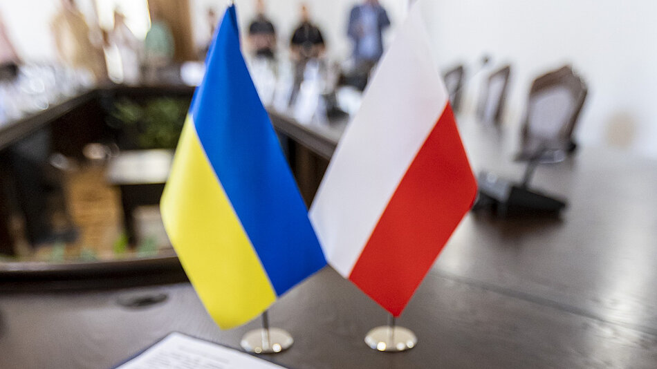 Chorągiewki Polski i Ukrainy na stole konferencyjnym