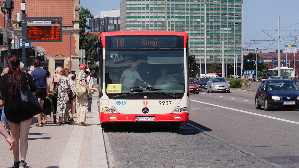 Zdjęcie autobusu linii T8 w okolicach dworca w Gdańsku