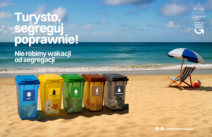 Grafika przedstawia kampanię informacyjną skierowaną do turystów w Gdańsku, zachęcającą do prawidłowego segregowania odpadów również podczas wakacji. Na tle nadmorskiej plaży umieszczono pięć kolorowych pojemników na śmieci oraz leżak z parasolem.