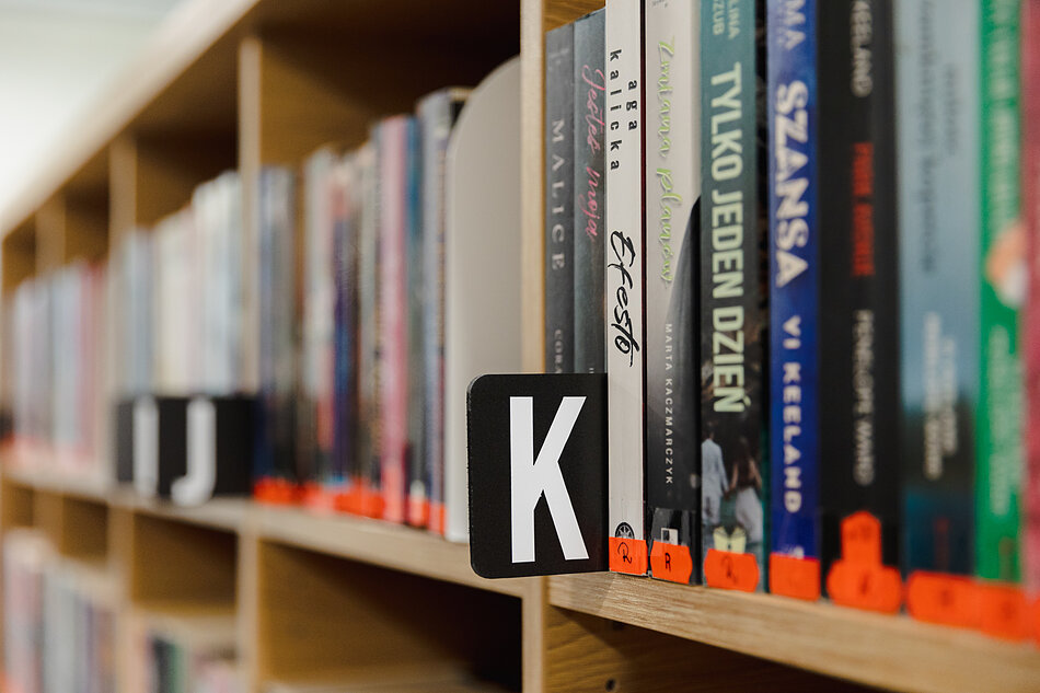 Zbliżenie na książki na półce w bibliotece