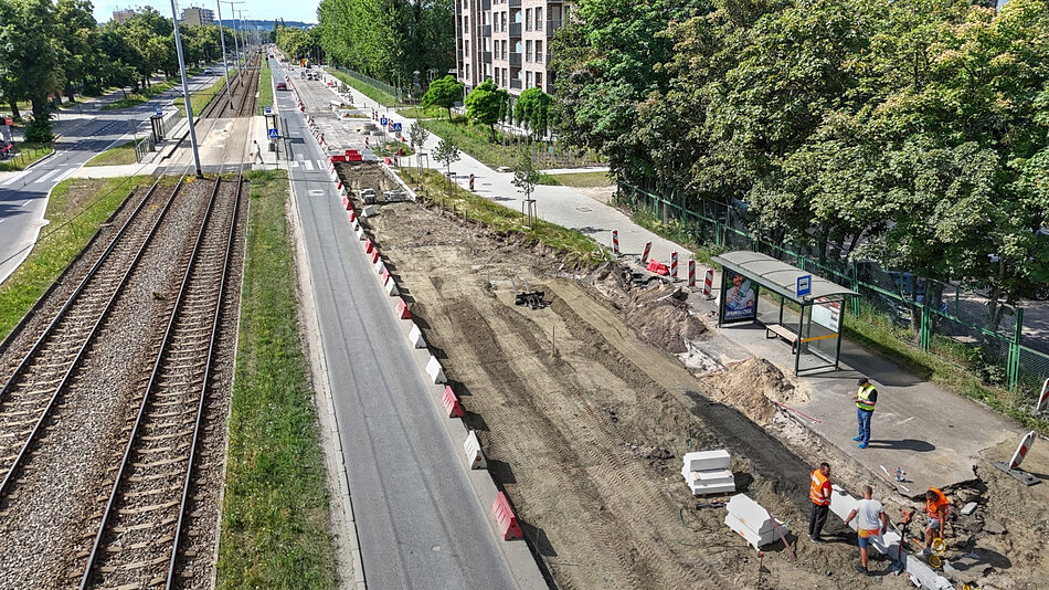 zdjęcie z drona, po prawej widać rozkopaną remontowaną ulicę, po lewej widać torowisko tramwajowe