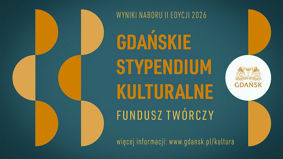 Grafika informacyjna z wynikami II edycji 2026 programu Gdańskie Stypendium Kulturalne – Fundusz Twórczy. Na ciemnoturkusowym tle umieszczono duży złoty napis: „GDAŃSKIE STYPENDIUM KULTURALNE”, a poniżej „FUNDUSZ TWÓRCZY”. U góry znajduje się tekst „WYNIKI NABORU II EDYCJI 2026”. Po bokach widoczne są dekoracyjne geometryczne motywy złożone z półokręgów w odcieniach złota i pomarańczu. Po prawej stronie umieszczono herb i logotyp miasta Gdańska. Na dole znajduje się adres strony internetowej: „więcej informacji: www.gdansk.pl/kultura”.