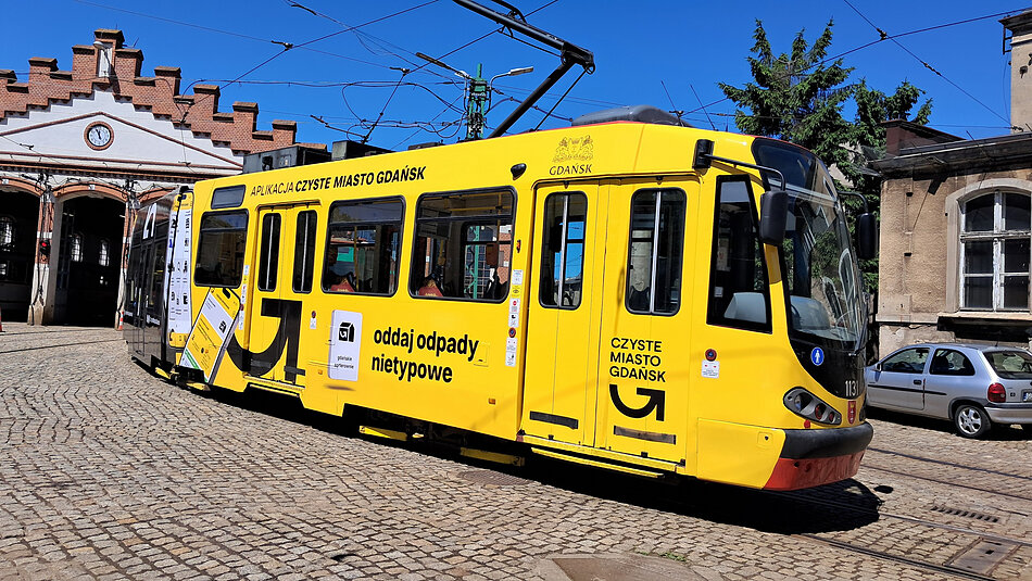 Tramwaj Czystego Miasta Gdańsk na tle zajezdni 
