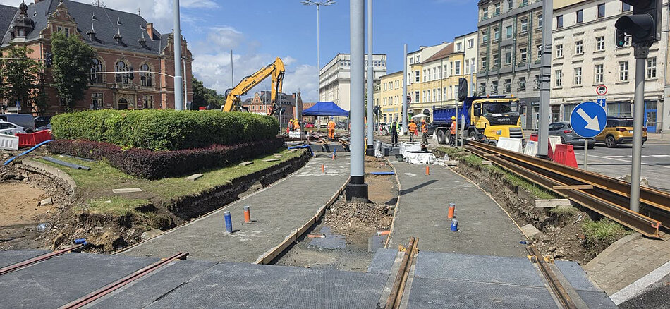 remont torowiska w mieście, rozkopane tory, w tle maszyna budowlana