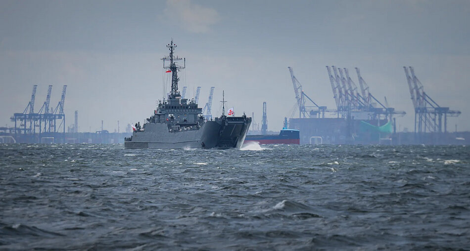 ORP Lublin podczas prób do parady na tle Portu Gdańsk