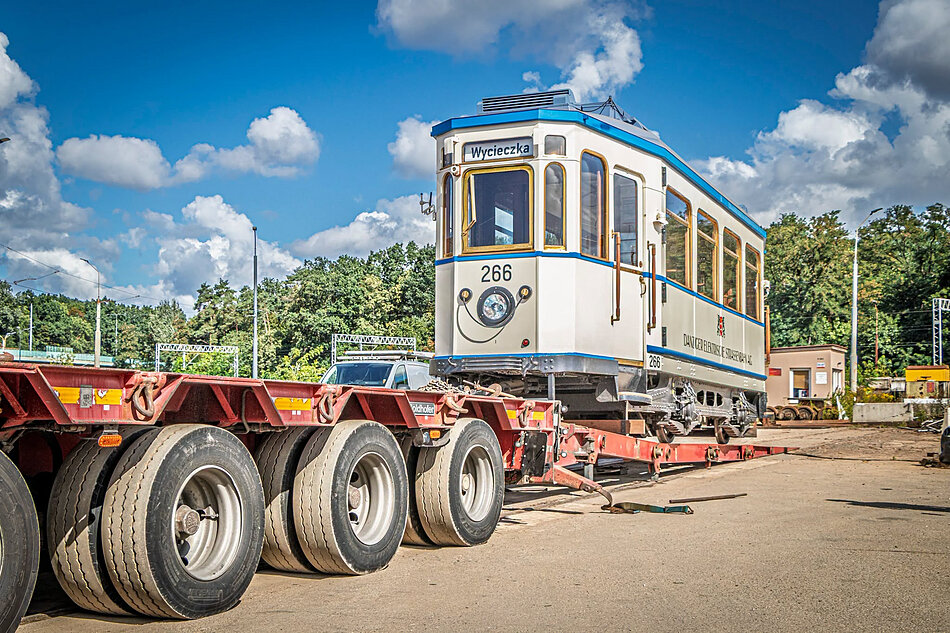 Zabytkowy transport zjeżdża z lawety.