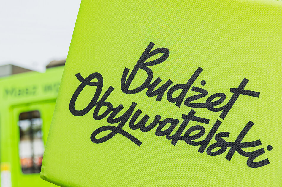 zielony kwadrat z czarnym napisem budżet obywatelski