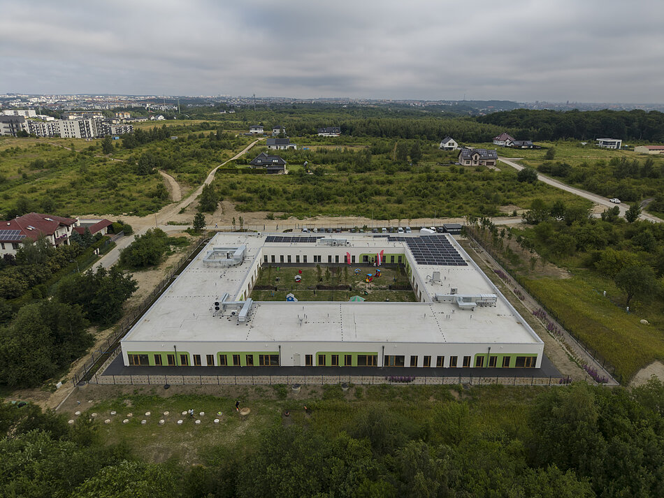 zdjęcie z drona na nowy żłobek w kształcie kwadratu