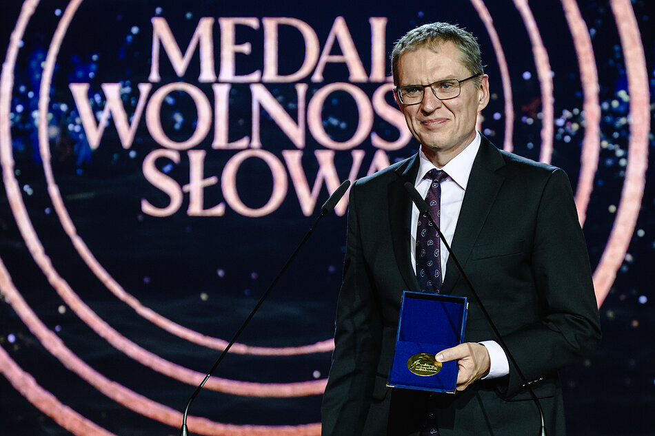 Andrzej Poczobut z medalem w rękach