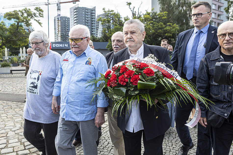 Kwiaty pod pomnikiem Poległych Stoczniowców
