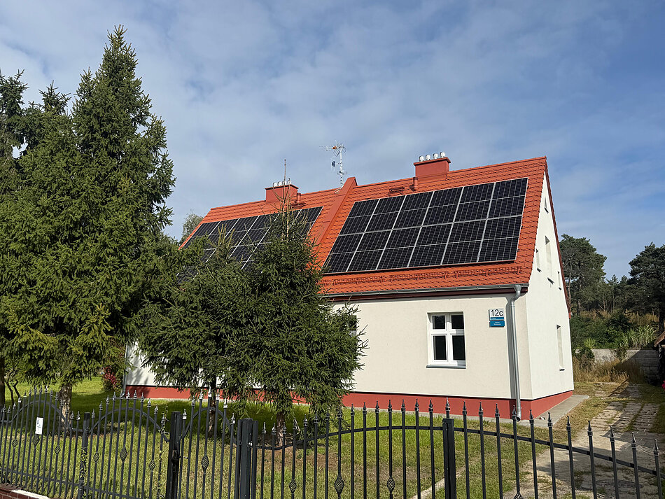 zamontowana_instalacja_fotowoltaiczna_na_dachu