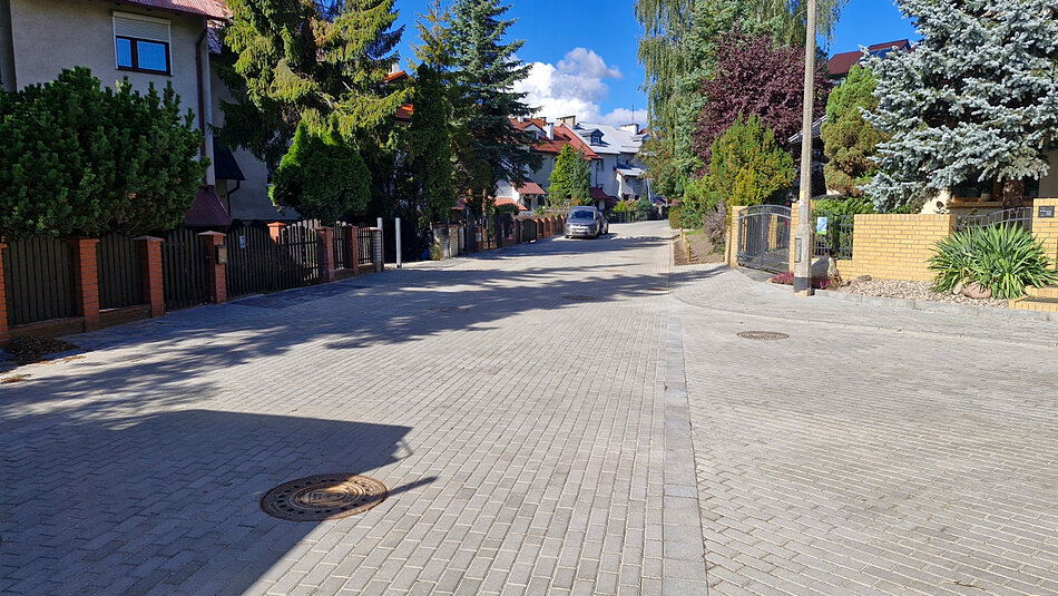 na zdjęciu wyremontowana ulica, nawierzchnia pokryta jest kostką