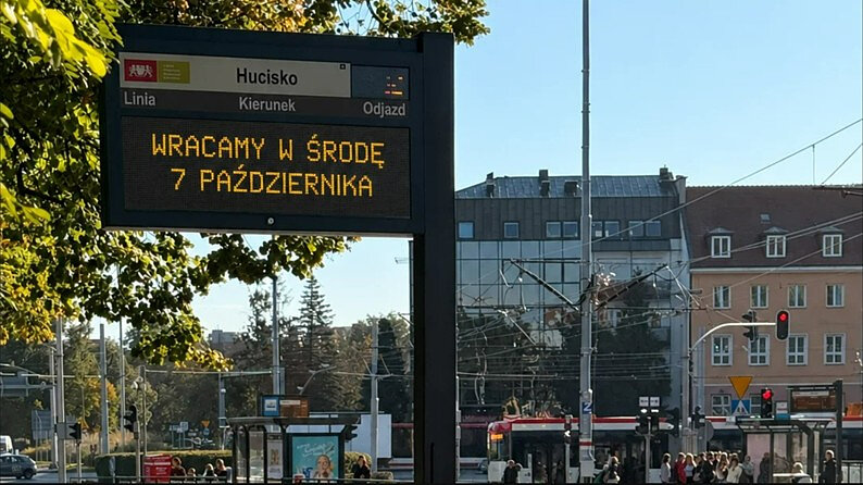 na zdjęciu tablica elektroniczna wyświetlająca informację dla pasażerów dotycząca odjazdów autobusów