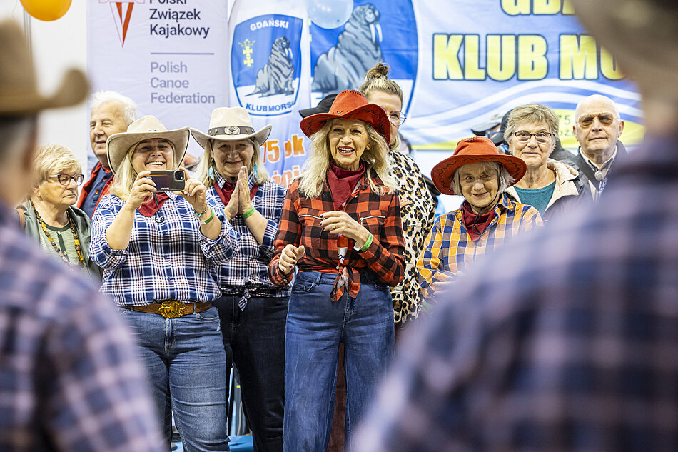 Targi Pracy i Aktywności Seniorów. Grupa osób przebrana w stroje kowbojskie