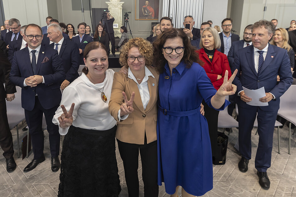 Trzy wspólnie radujące się kobiety