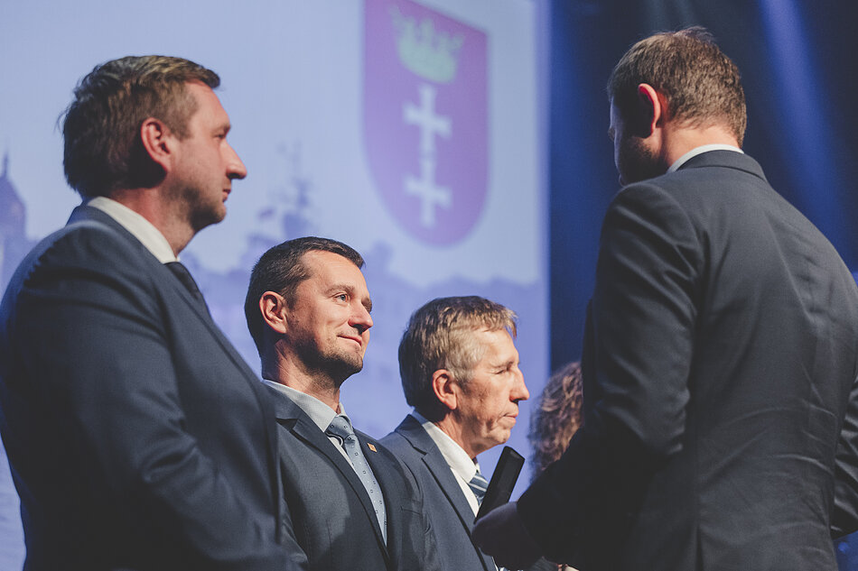 Wspólne zdjęcie z wręczania medali - widać kilka osób