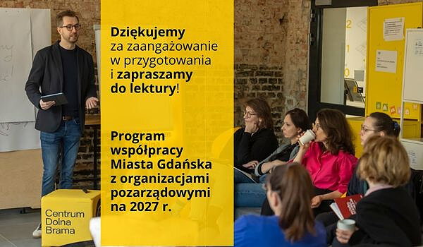 Grafika promująca „Program współpracy Miasta Gdańska z organizacjami pozarządowymi na 2027 r.”. Po lewej stronie widoczna jest osoba stojąca i prezentująca materiały podczas spotkania w industrialnym wnętrzu z ceglaną ścianą. Po prawej stronie siedzi grupa uczestników słuchających wystąpienia. Na środku znajduje się żółty panel z tekstem: „Dziękujemy za zaangażowanie w przygotowania i zapraszamy do lektury! Program współpracy Miasta Gdańska z organizacjami pozarządowymi na 2027 r.”. W lewym dolnym rogu widoczne jest logo Centrum Dolna Brama.