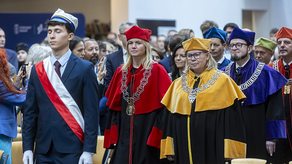 Władze uczelni w uroczystych strojach