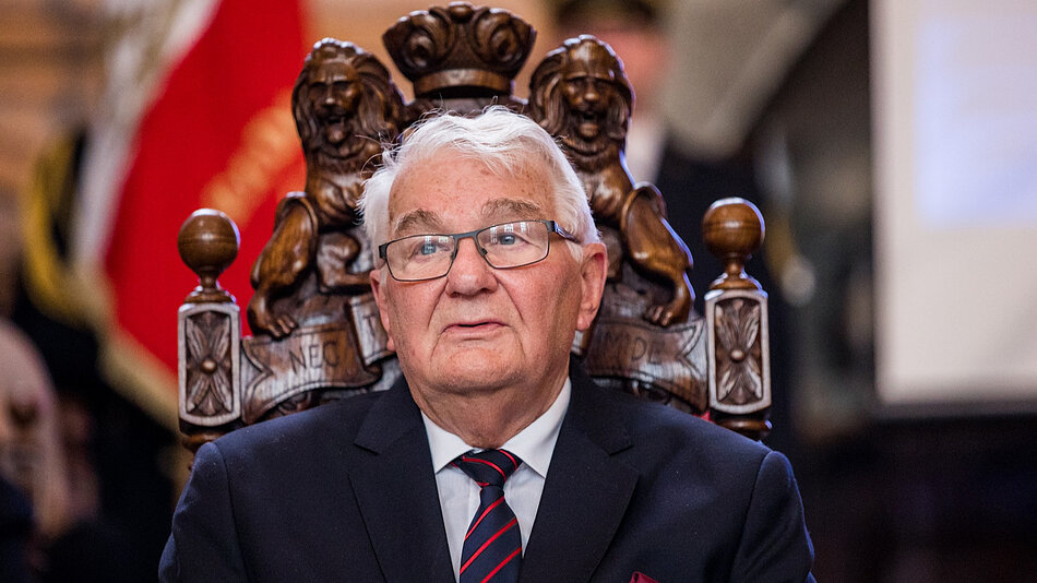 Zdjęcie przedstawia Janusza Czerwińskiego na uroczystej sesji Rady Miasta Gdańska w Dworze Artusa.