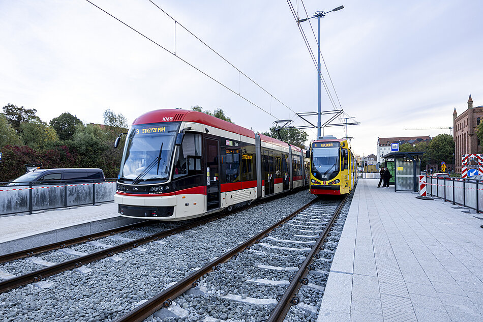 Tramwaje miejskie mijające się na przystanku