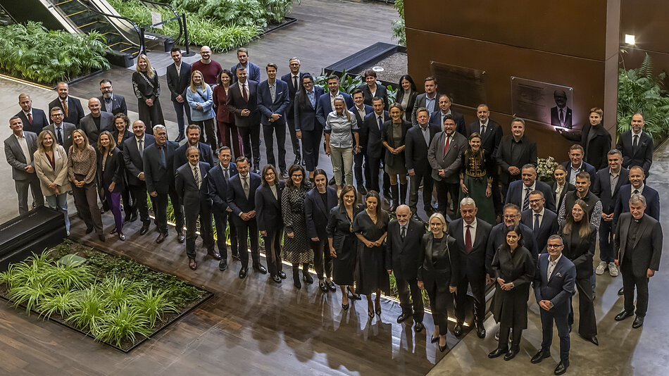 Zdjęcie grupowe uczestników jubileuszu Studium Obywatelskiego im. Pawła Adamowicza.