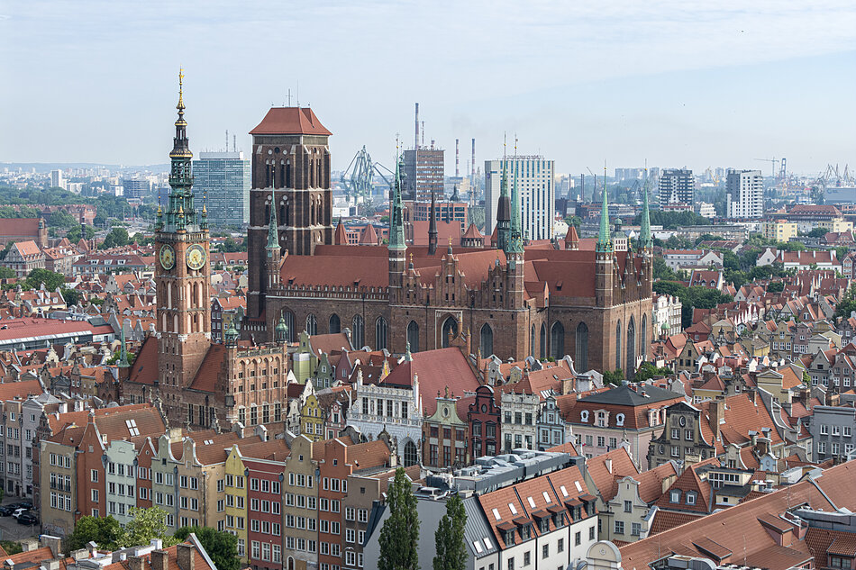 panorama gdańska z drona, na pierwszym planie kościół mariacki
