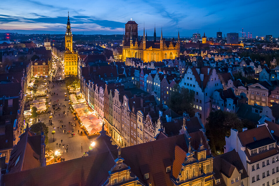Główne miasto nocą