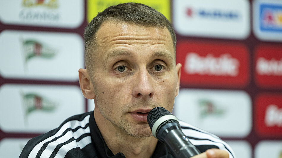 Na zdjęciu trener Vladyslav Lupashko podczas konferencji prasowej.