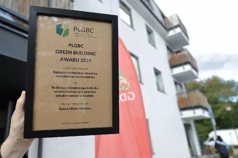 Zdjęcie dyplomu za wyróżnienie w konkursie PLGBC Green Building Awards 2019 na tle nagrodzonego budynku