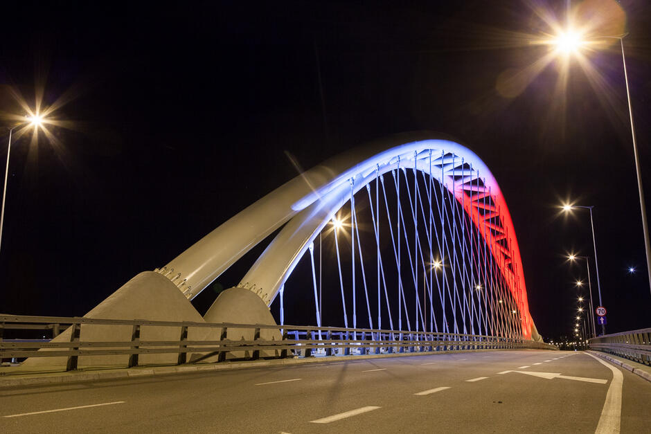 Z okazji Narodowego Święta Niepodległości włączymy okolicznościową biało-czerwoną iluminację pomników i obiektów mostowych