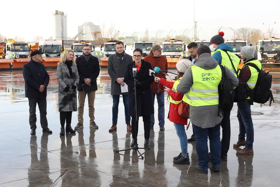 Briefing prasowy dotyczący utrzymania zimowego w sezonie 2021/2022 z udziałem Prezydent Gdańska Aleksandry Dulkiewicz