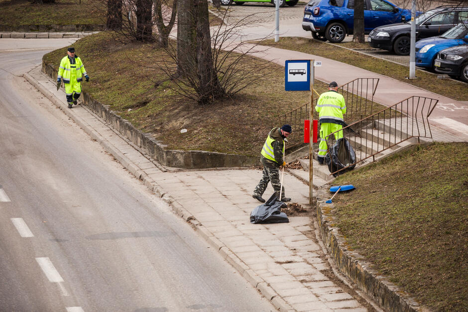 Oczyszczane są nie tylko drogi. Sprzątamy również miejską infrastrukturę, m.in. przystanki komunikacji miejskiej