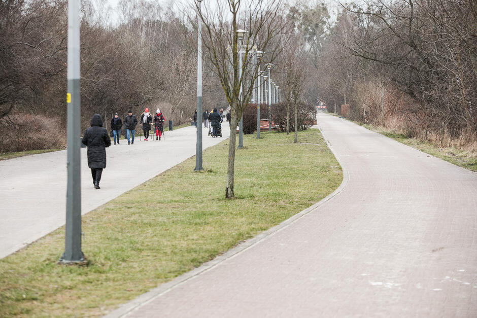 Na zdjęciu widoczna jest promenada do mola w Brzeźnie