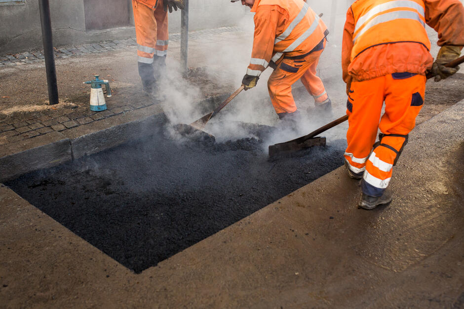 Do naprawy ubytków w jezdni wykorzystywana jest metoda z użyciem asfaltu wylewanego na gorąco 