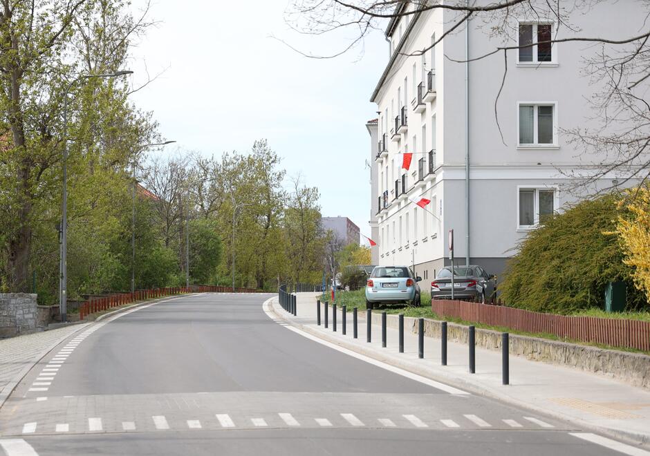 Ulica Zakopiańska - podczas przebudowy ulicy zastosowano elementy fizycznego uspokojenia ruchu, m.in progi zwalniające