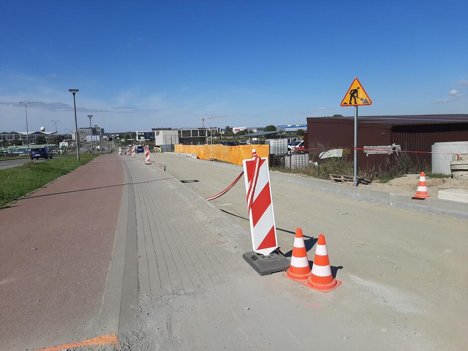 Zdjęcie przedstawia widok na prowadzone prace związane z przebudową drogi serwisowej wzdłuż ulicy Słowackiego - pomiędzy rondem Ofiar Firogi i Klukowa oraz ulicą Satelitarną.