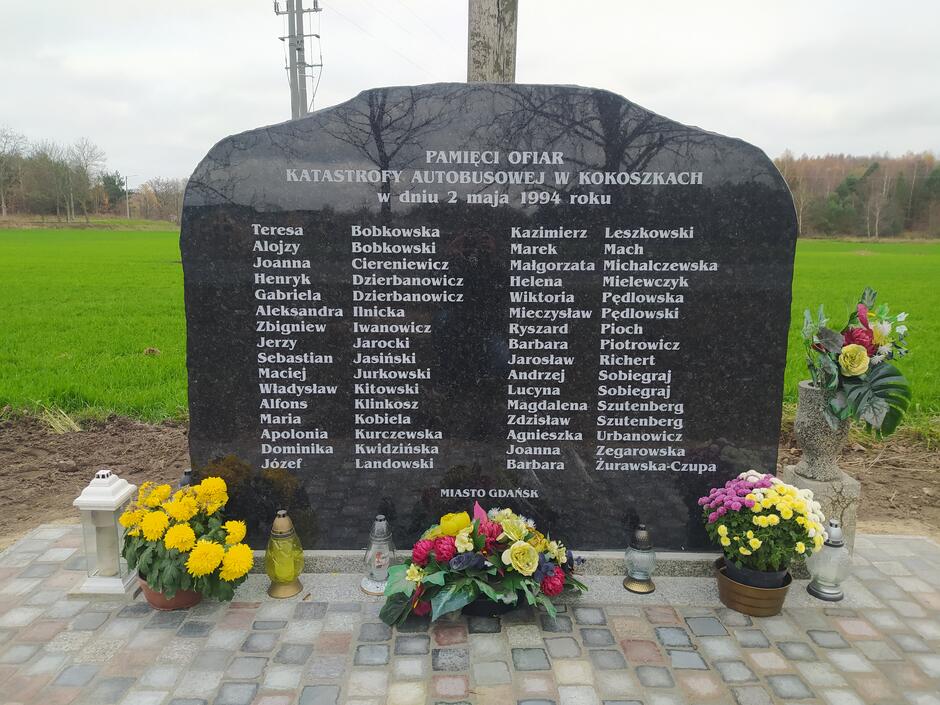 Wymieniliśmy tablicę Pomnika Ofiar Katastrofy Autobusowej w Kokoszkach