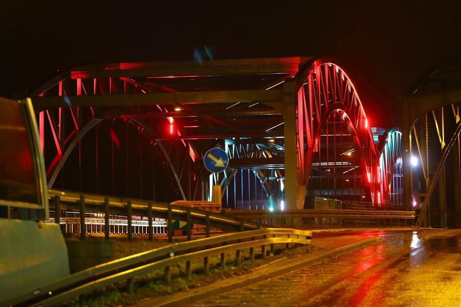 Czerwona iluminacja wiaduktu na ul. Kościuszki w geście solidarności z osobami chorującymi na AIDS