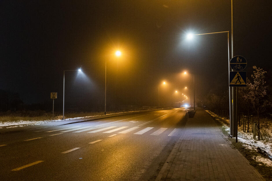 W ramach umowy drogowej, tzw. 16  w 2022 roku m.in. doświetlono przejścia dla pieszych na skrzyżowaniu ul. Rakietowej i Nowatorów